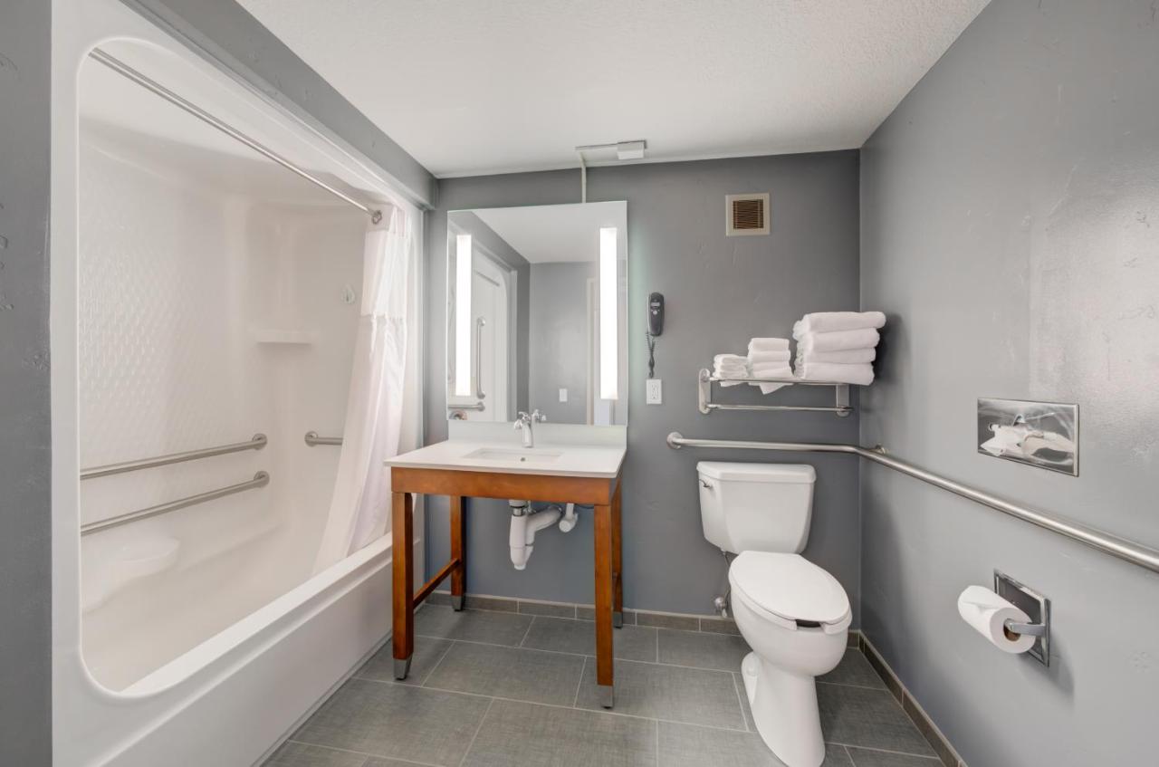 King Room with Accessible Tub - Accessible/Non-Smoking at Whitefish Riverfront Hotel