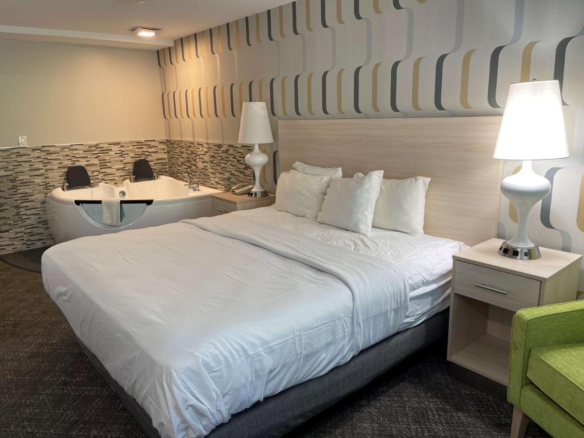 King Room with Jetted Tub (Not Pet-Friendly) at Woodwards White Mountain Resort, BW Signature Collection