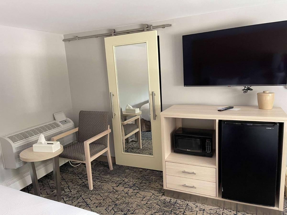 Suite with Three Queen beds (Not Pet-Friendly) at Woodwards White Mountain Resort, BW Signature Collection
