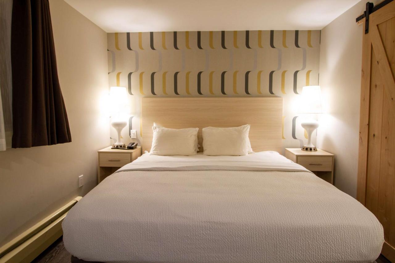 Suite with One King Bed and Two Queen Beds (Not Pet-Friendly) at Woodwards White Mountain Resort, BW Signature Collection