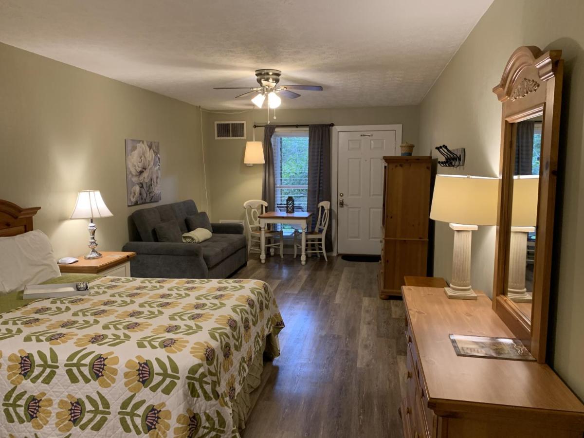 Deluxe Double Room at Woodbridge Inn & Tavern