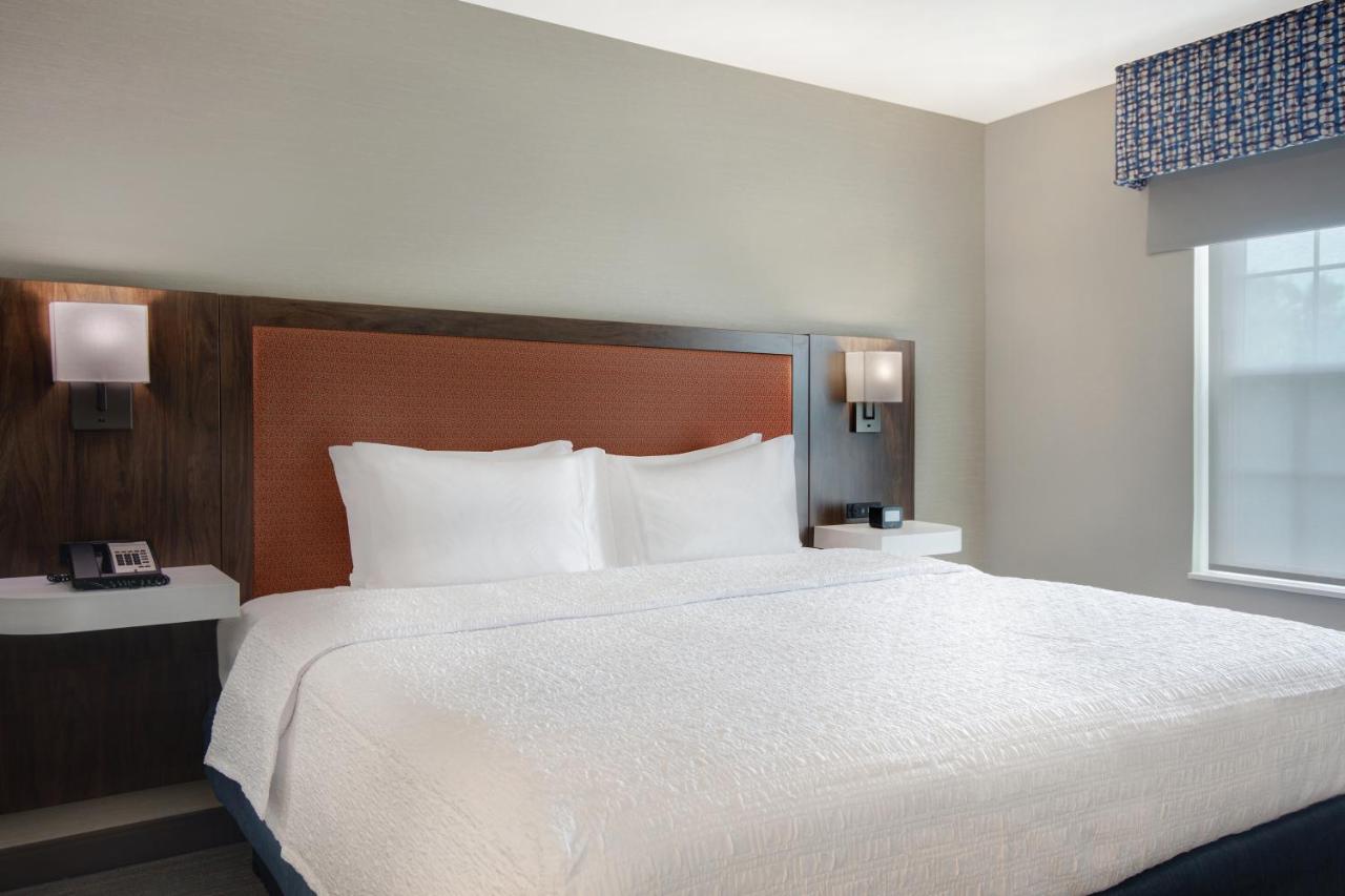 King Room with Sofa Bed at Hampton Inn & Suites Yonkers