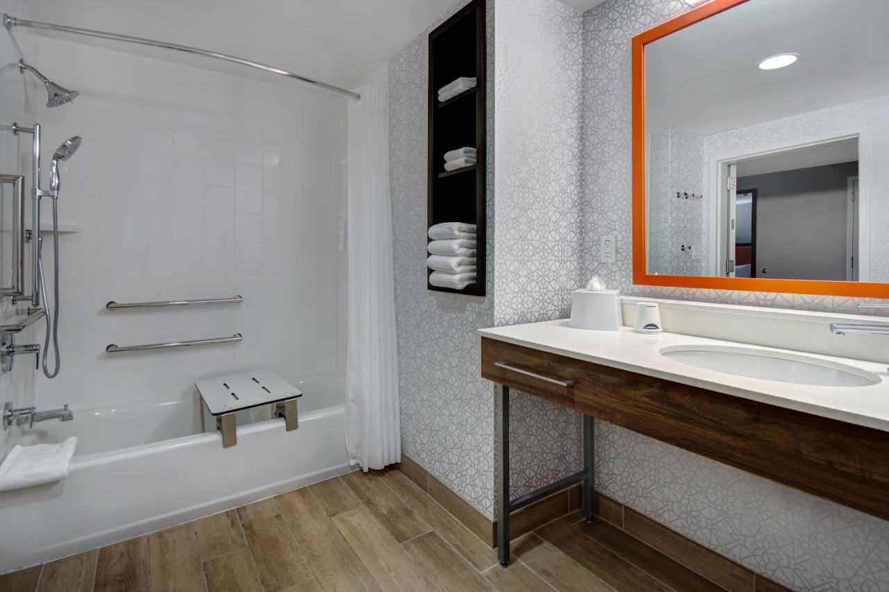 King Suite - Disability Access/Non-Smoking at Hampton Inn & Suites Yonkers