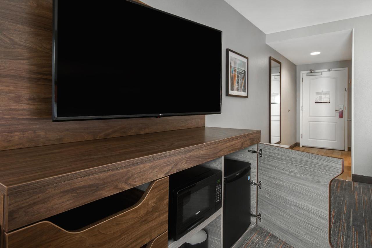 Queen Room with Two Queen Beds - Non-Smoking at Hampton Inn & Suites Yonkers