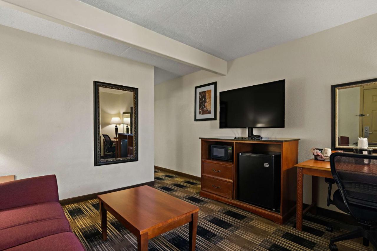 King Suite – Non-Smoking at Best Western Windsor Suites