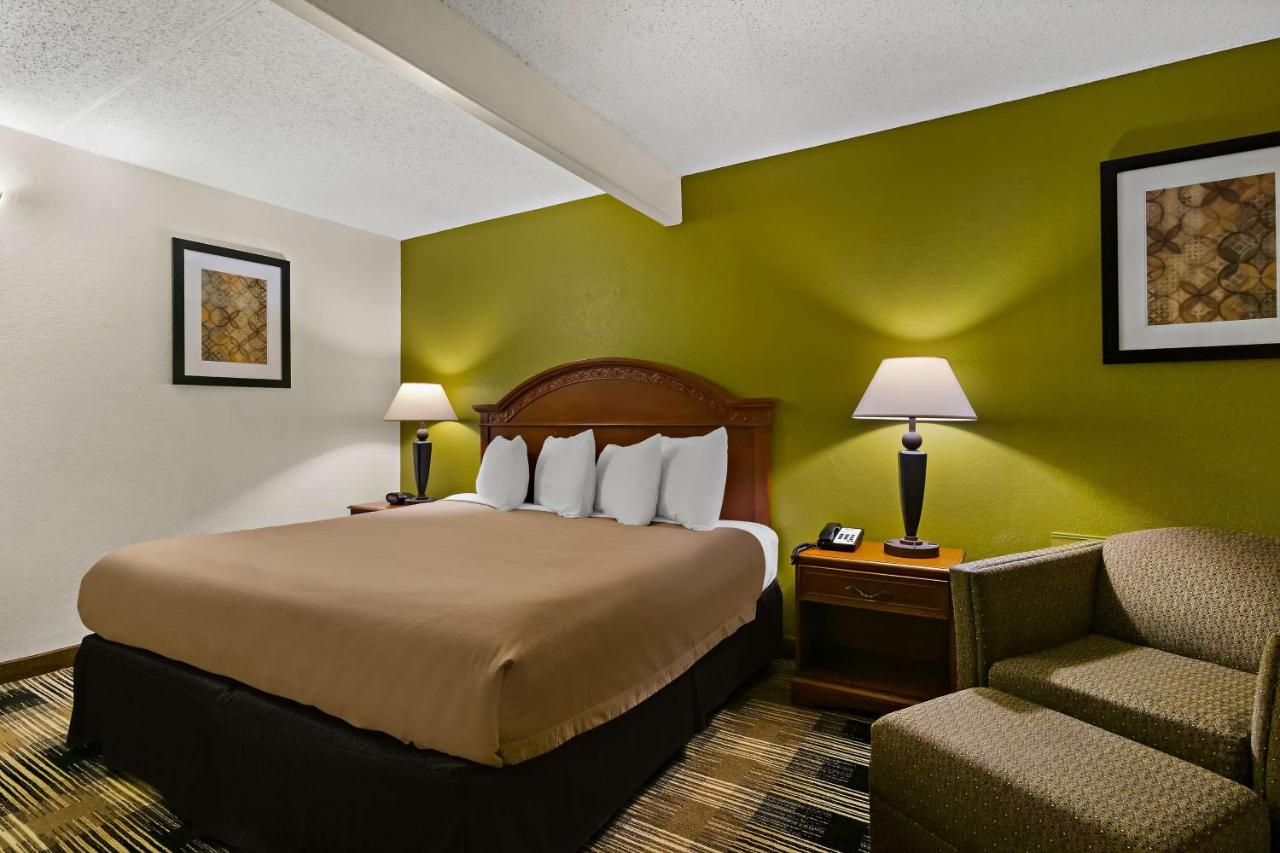 King Suite – Non-Smoking at Best Western Windsor Suites