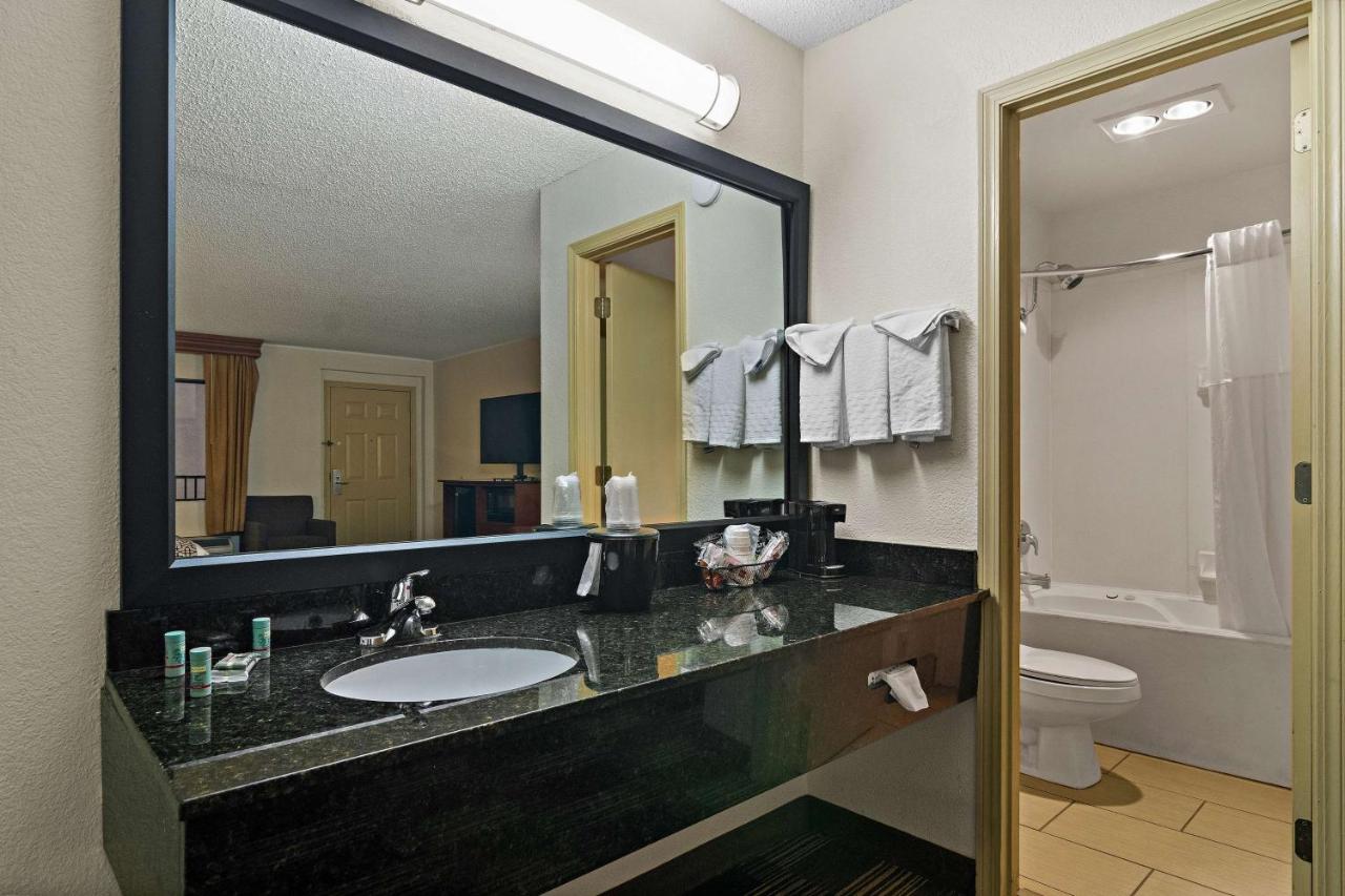 Large Queen Room with Two Queen Beds - Non-Smoking at Best Western Windsor Suites