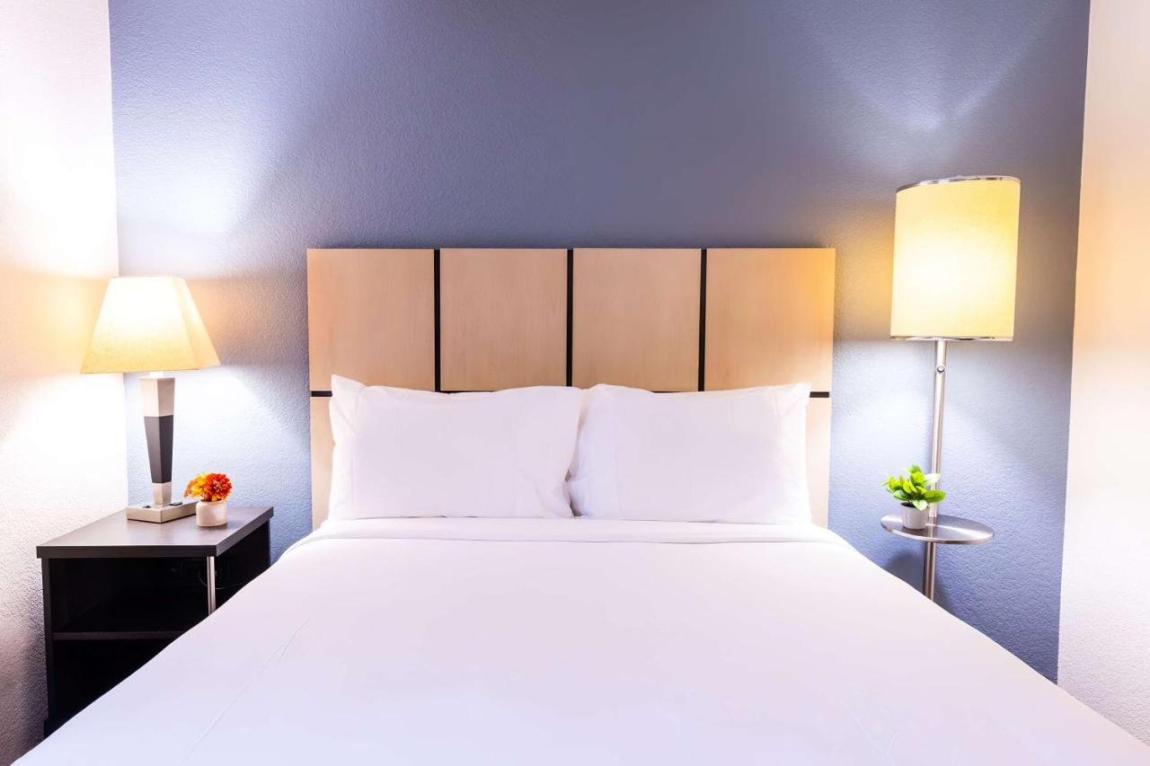 Studio Queen Suite at Sonesta Simply Suites Jacksonville