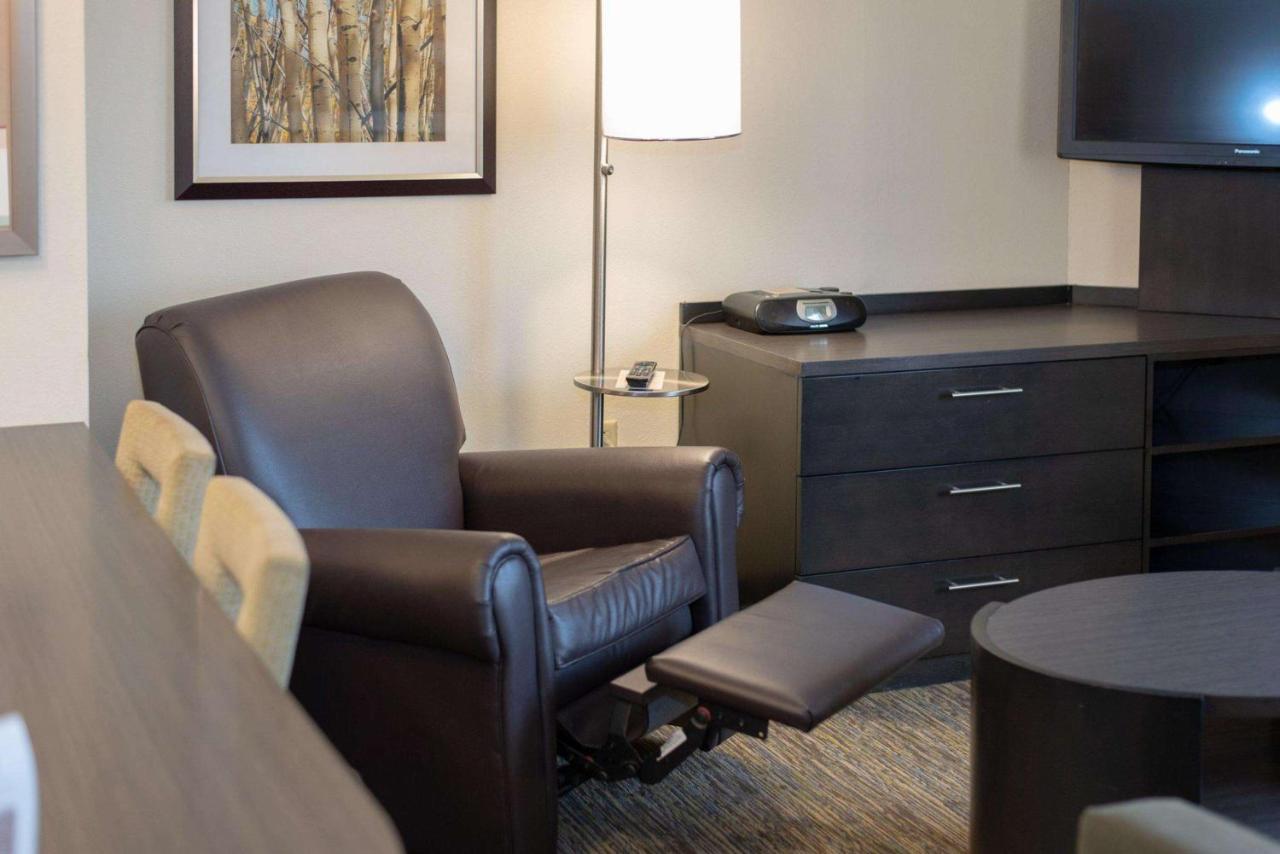 Studio Queen Suite at Sonesta Simply Suites Jacksonville