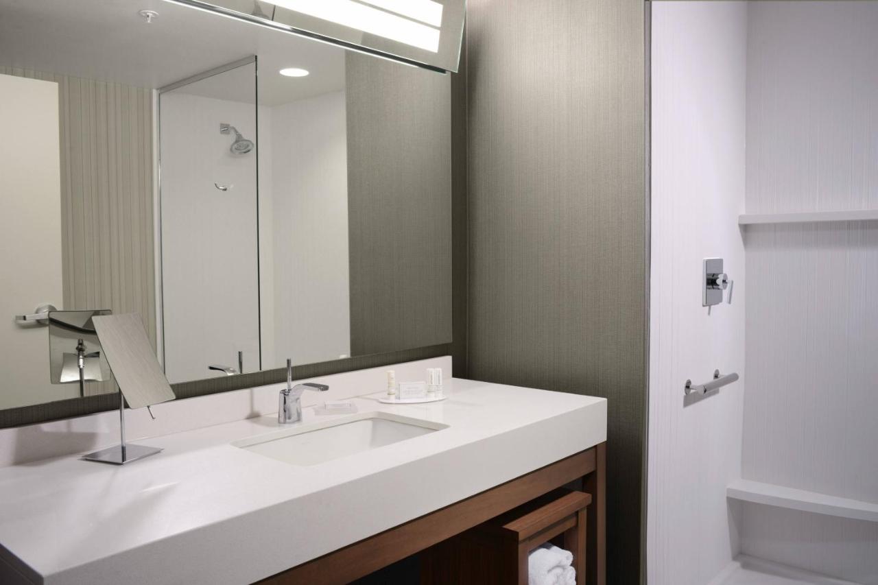 Large Queen Room at Courtyard by Marriott Dallas Plano/The Colony