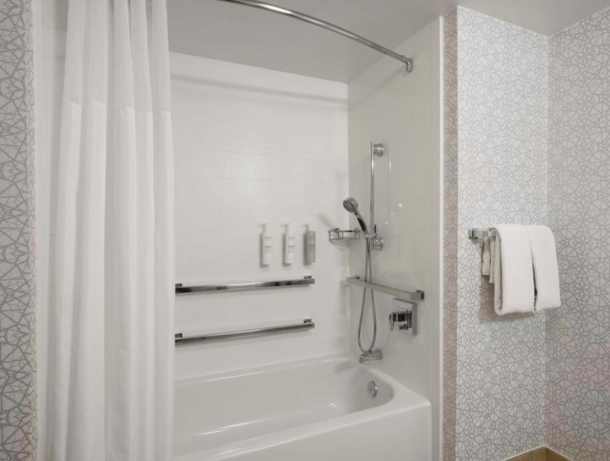 King Room - Disability Access/Hearing Accessible with Tub - Non-Smoking at Hampton Inn & Suites Arundel Mills/Baltimore