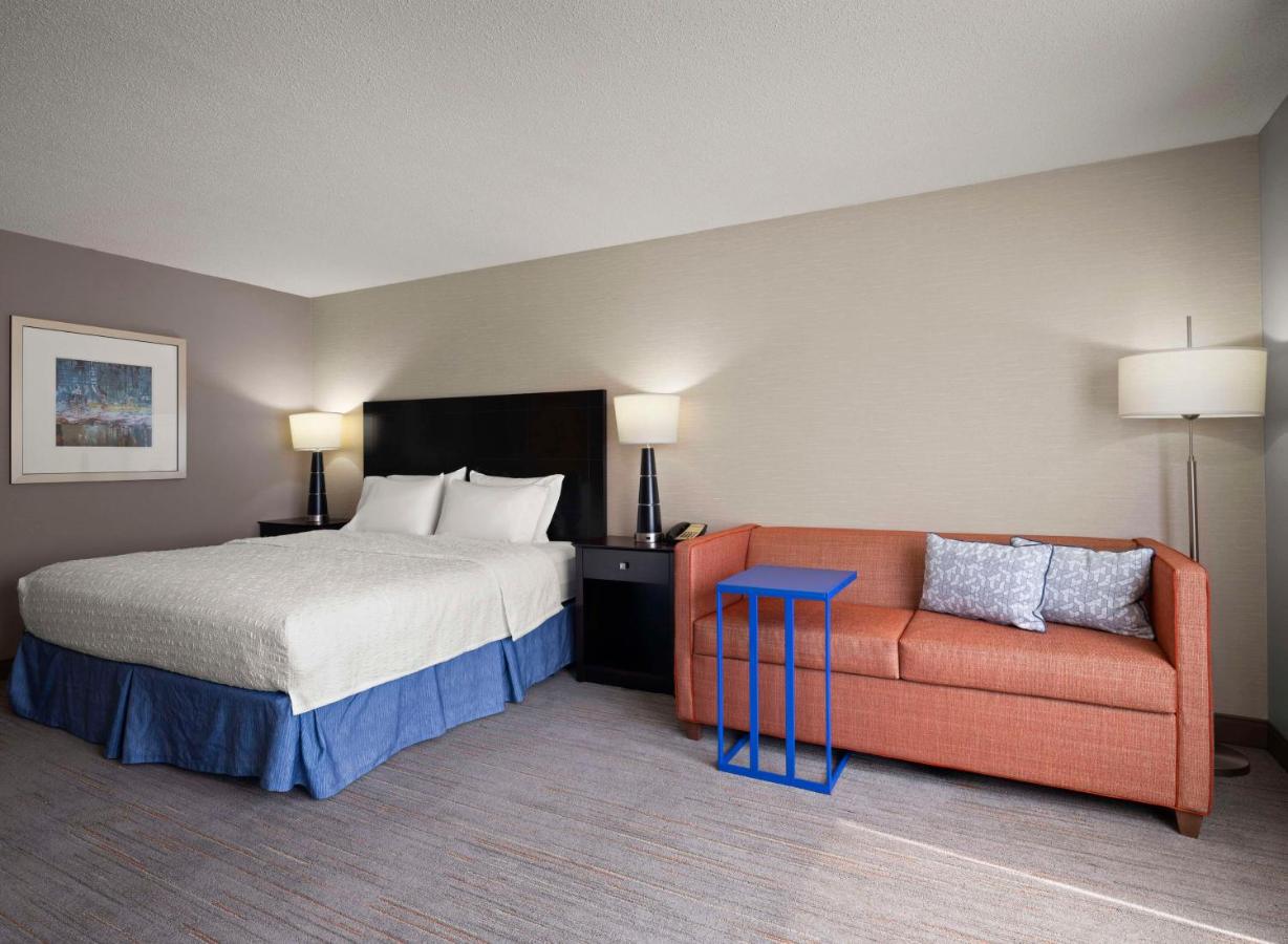 King Room - Disability Access/Hearing Accessible with Tub - Non-Smoking at Hampton Inn & Suites Arundel Mills/Baltimore