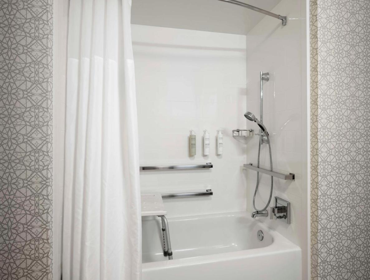 Queen Room - Disability Access/ Hearing Accessible with Tub - Non-Smoking at Hampton Inn & Suites Arundel Mills/Baltimore