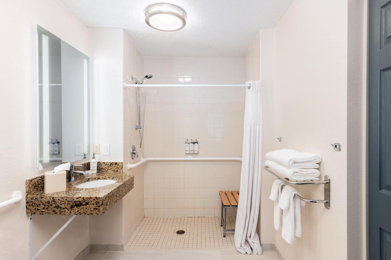 Queen Room - Hearing Accessible Roll in Shower/Non-Smoking at Candlewood Suites Eagan Arpt South - Mall Area by IHG