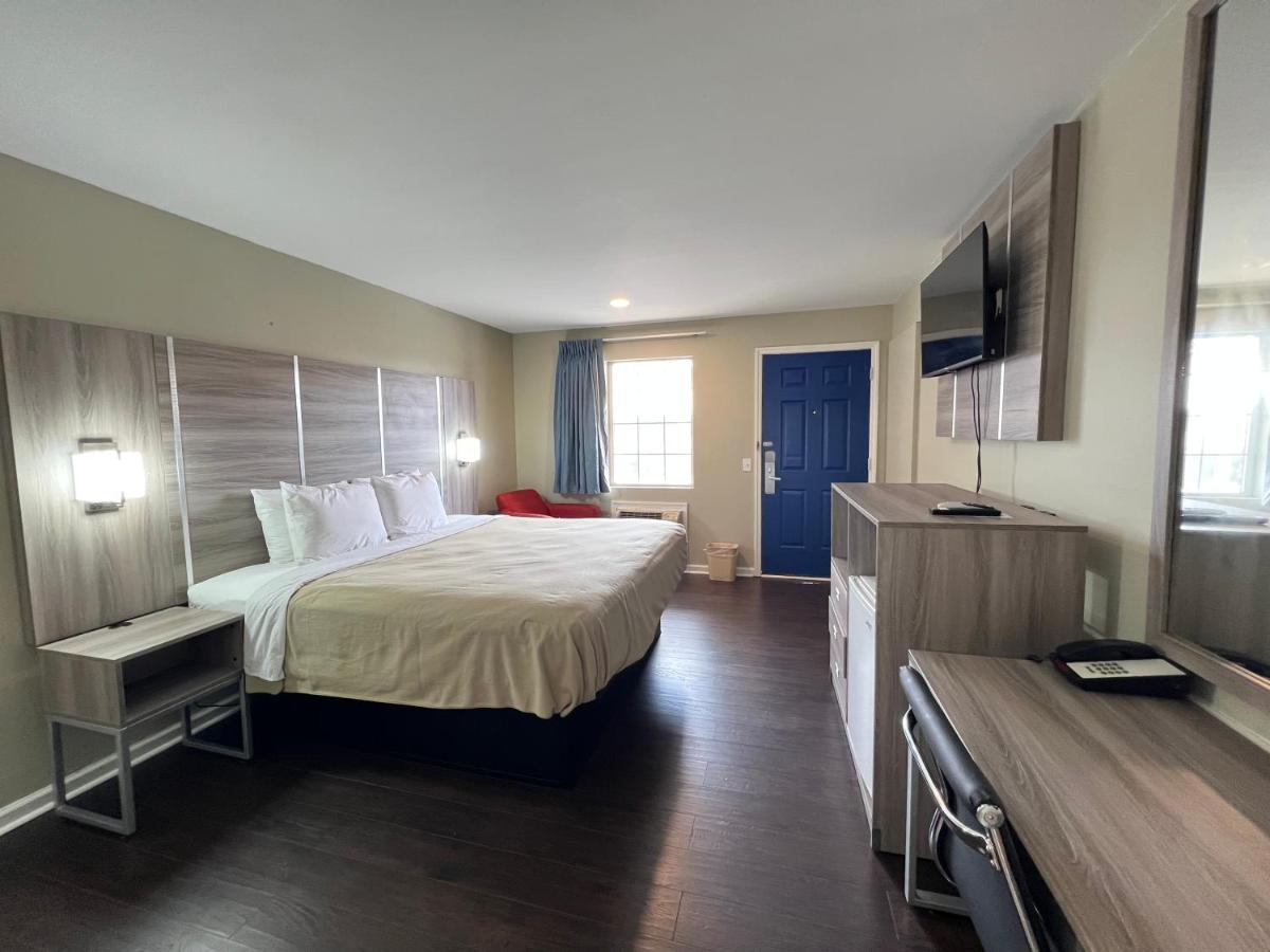 King Room - Smoking at Travelodge by Wyndham Santee