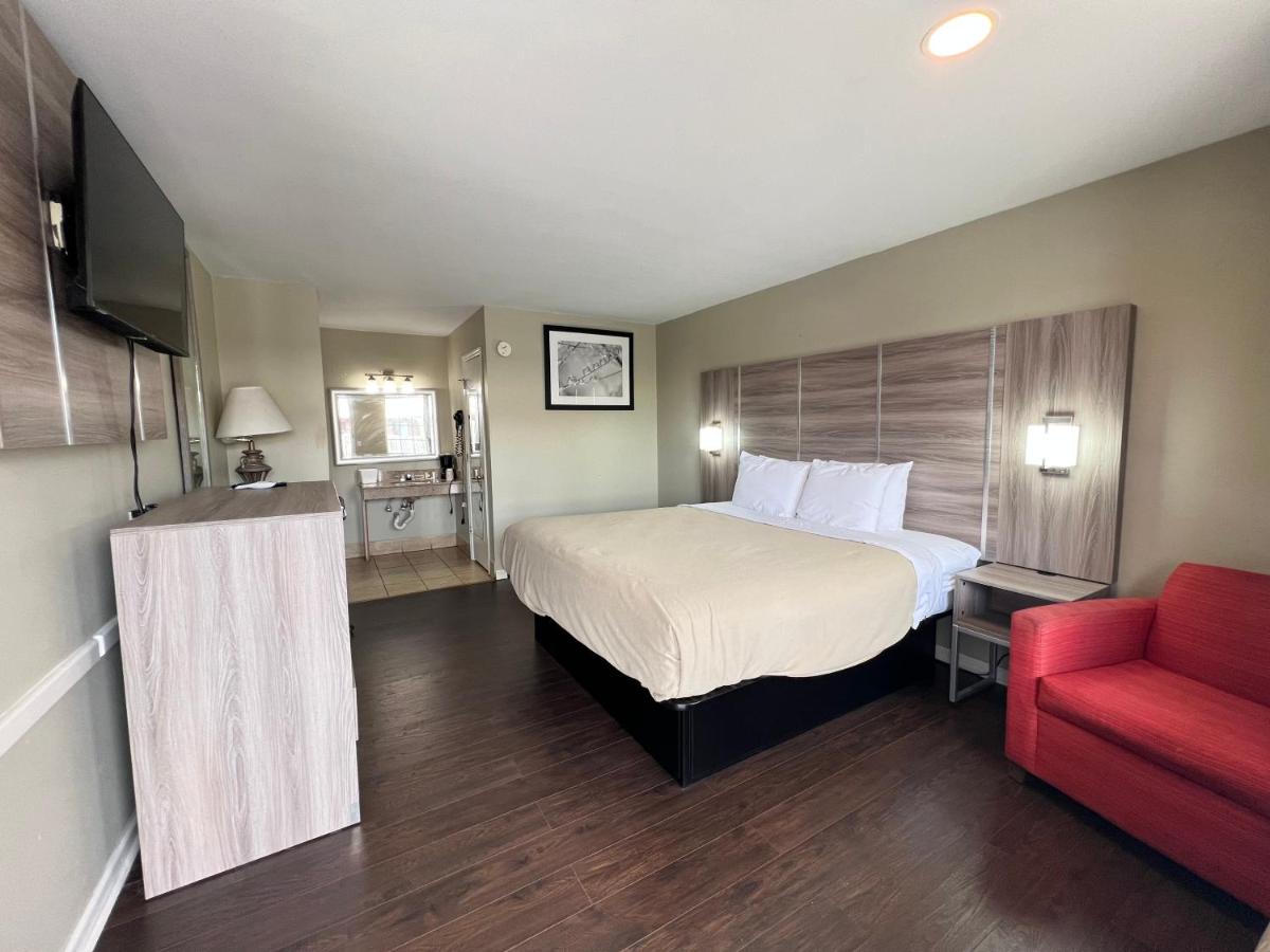 King Room - Smoking at Travelodge by Wyndham Santee