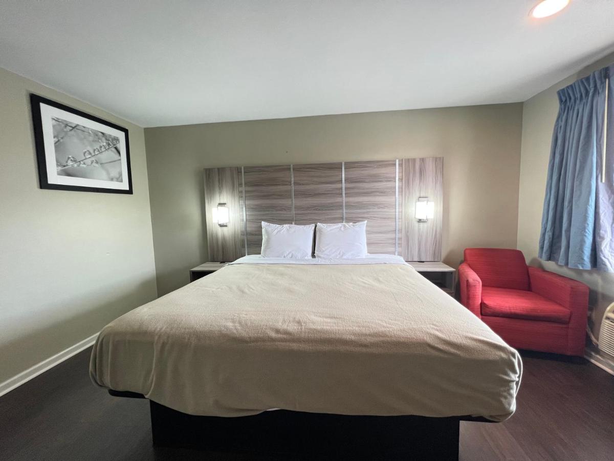 King Room - Smoking at Travelodge by Wyndham Santee