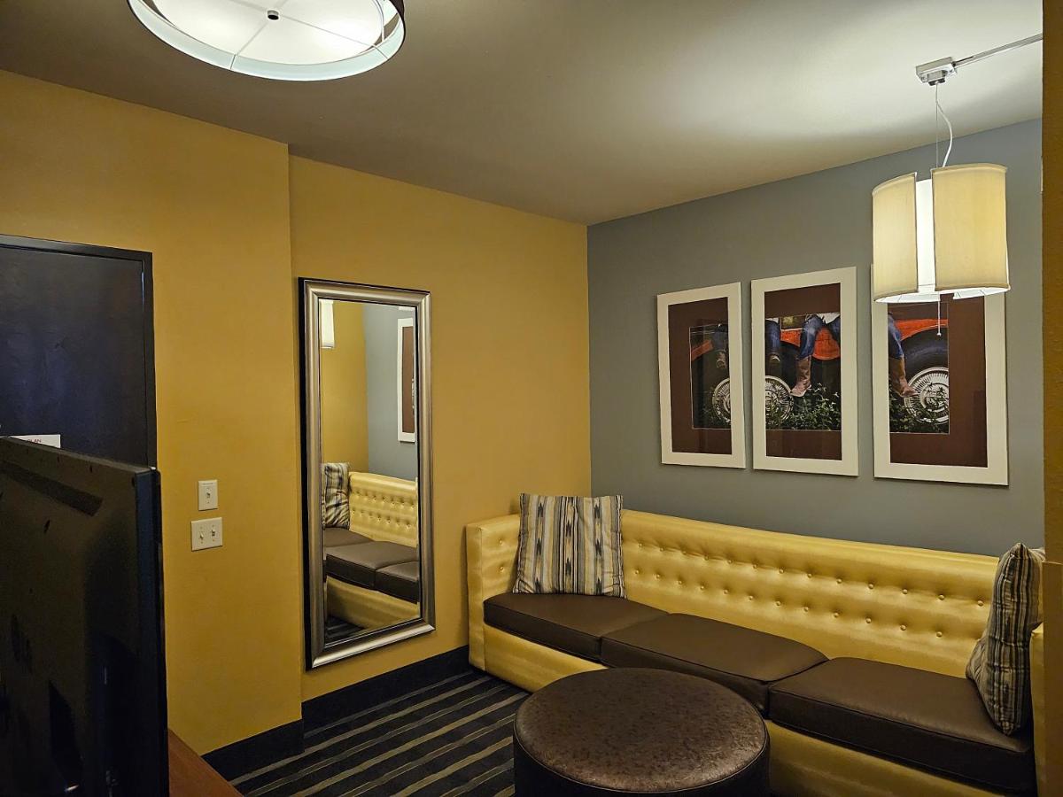 Suite - Mobility Access/Hearing Accessible at Holiday Inn Express & Suites Perry-National Fairground Area, an IHG Hotel