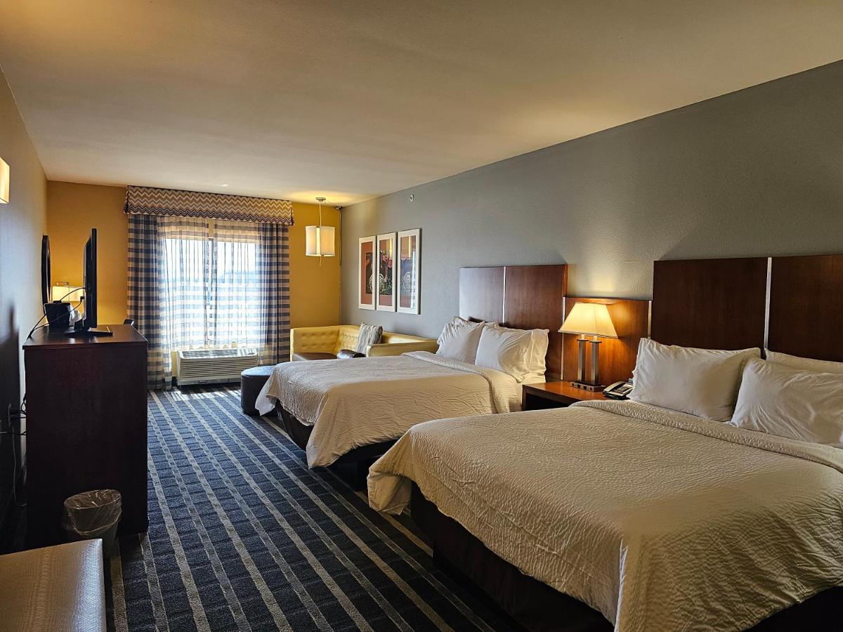 Deluxe Suite at Holiday Inn Express & Suites Perry-National Fairground Area, an IHG Hotel