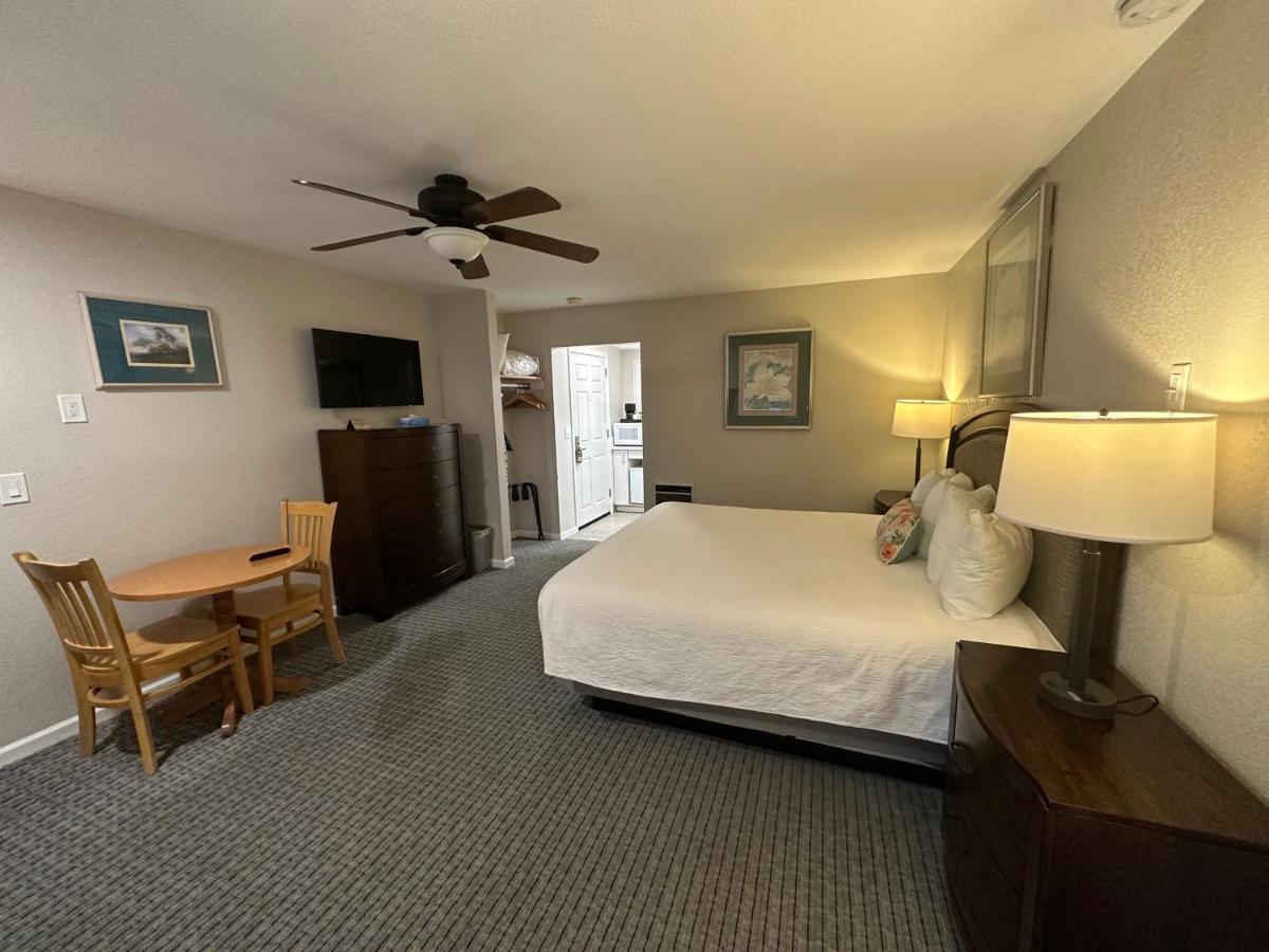 Deluxe King Room at Bluebird Inn