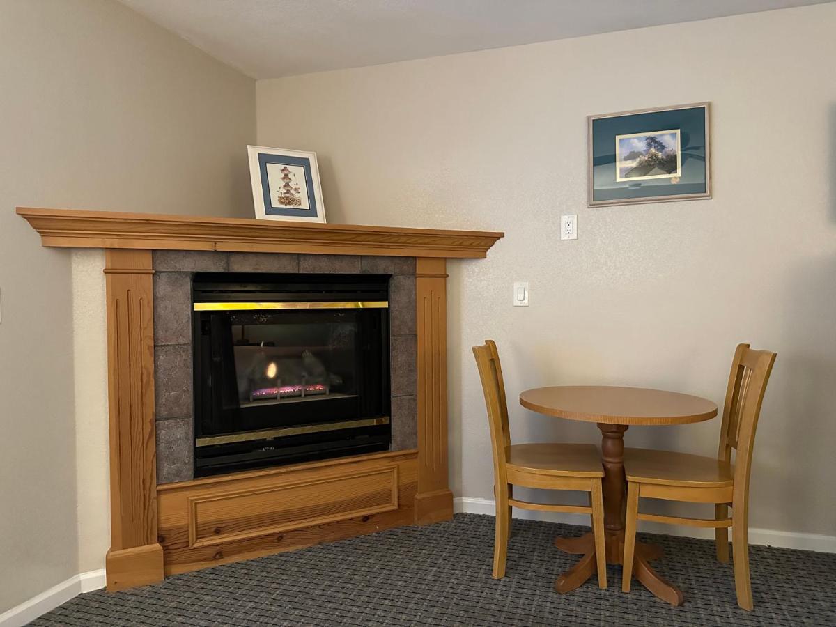 Deluxe King Room at Bluebird Inn