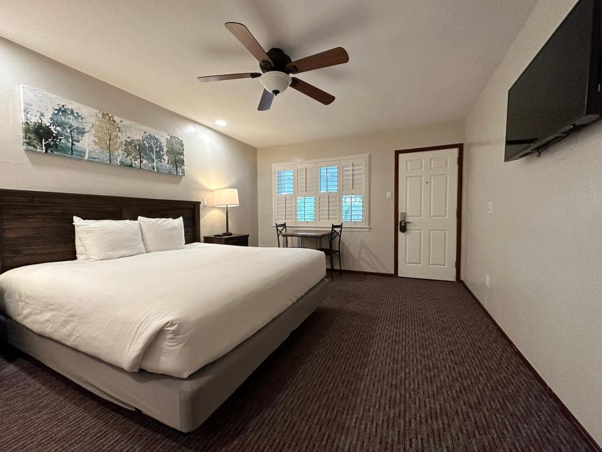 Standard King Room at Bluebird Inn
