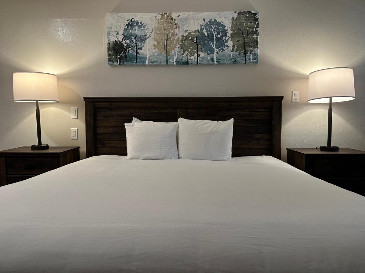 Standard King Room at Bluebird Inn