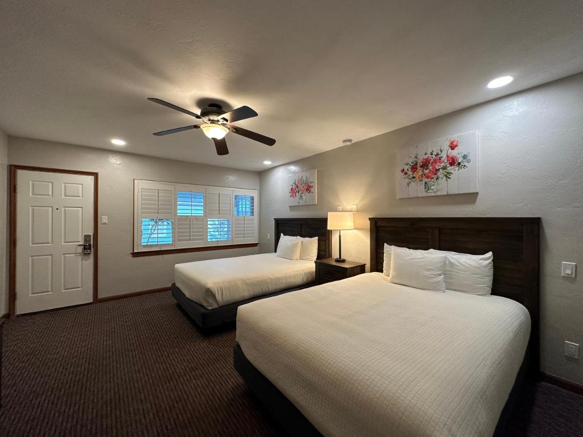 Queen Room with Two Queen Beds at Bluebird Inn