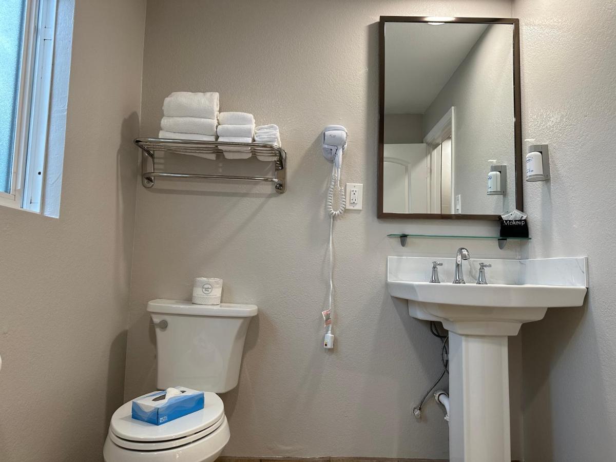 Double Room with Two Double Beds at Bluebird Inn