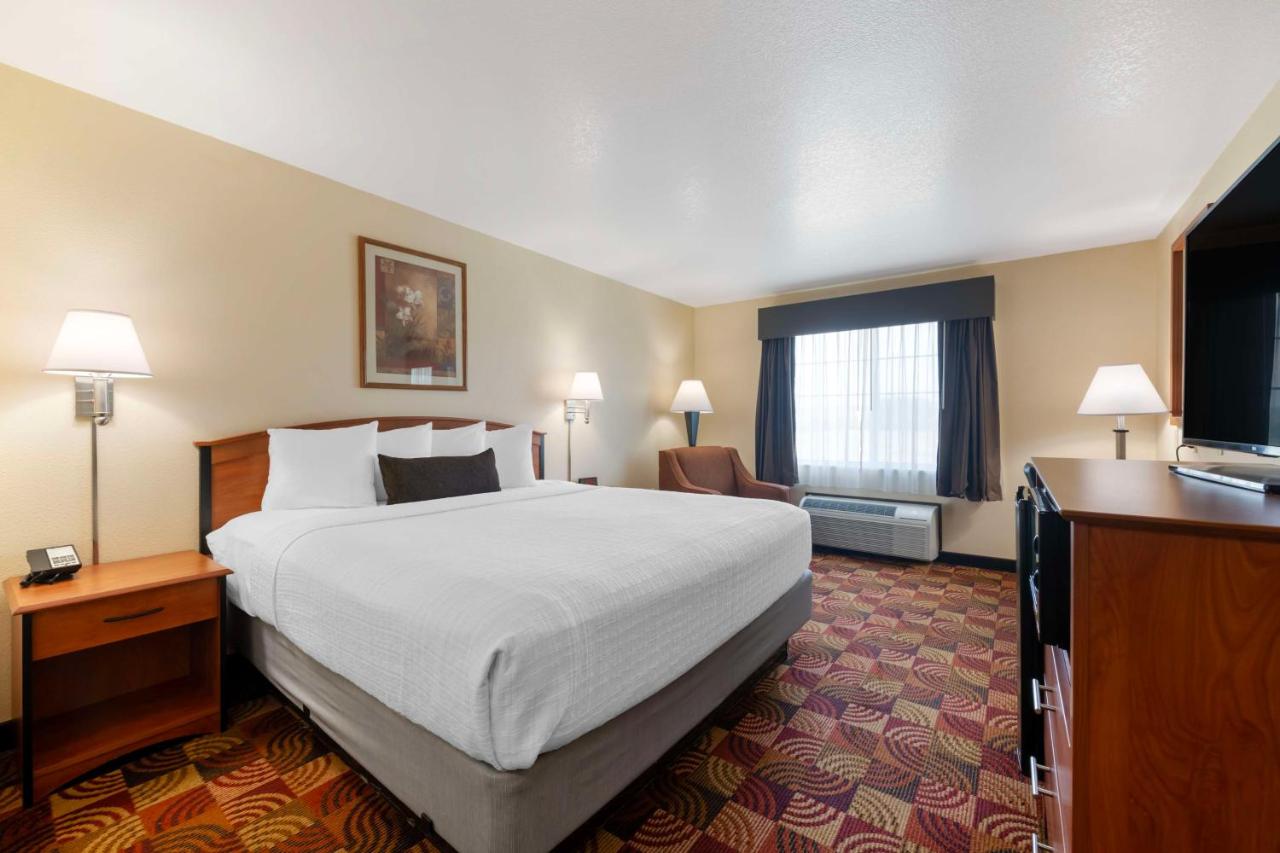 King Room with Mobility Accessible Tub and Sofa Bed at Best Western Laramie Inn & Suites