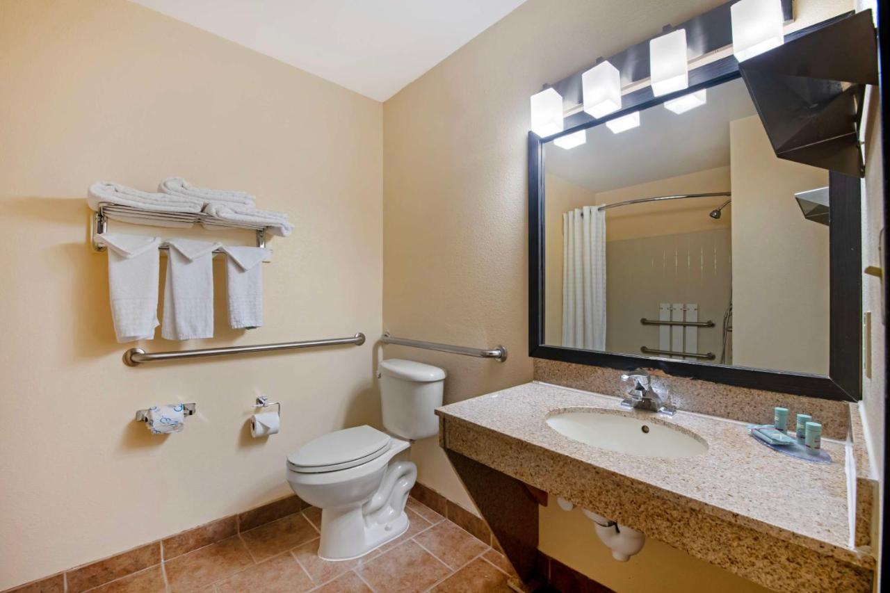 King Room with Mobility Accessible Tub and Sofa Bed at Best Western Laramie Inn & Suites