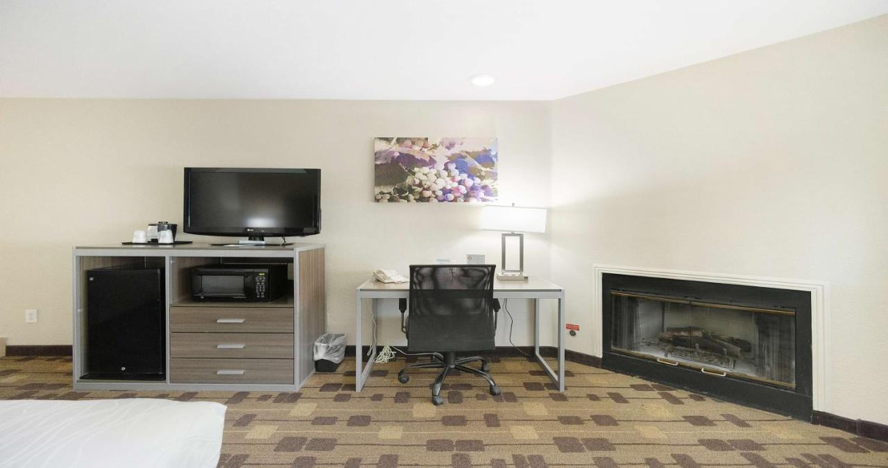 King Room with Fireplace at Best Western Amador Inn