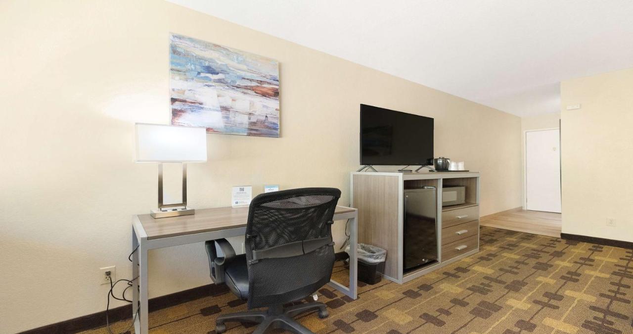 King Room with Roll-In Shower - Disability Access at Best Western Amador Inn