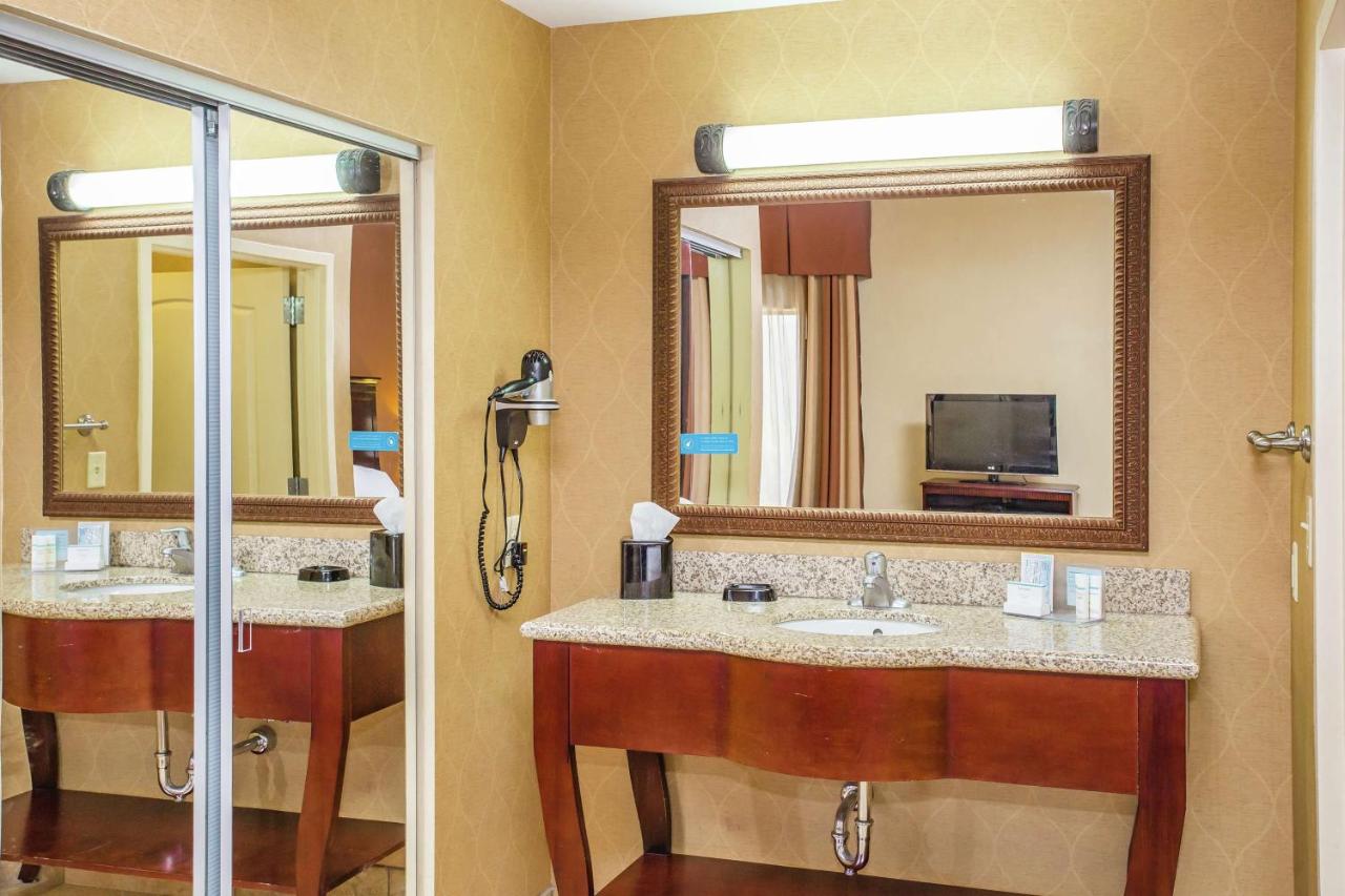 | Hampton Inn & Suites Sevierville at Stadium Drive