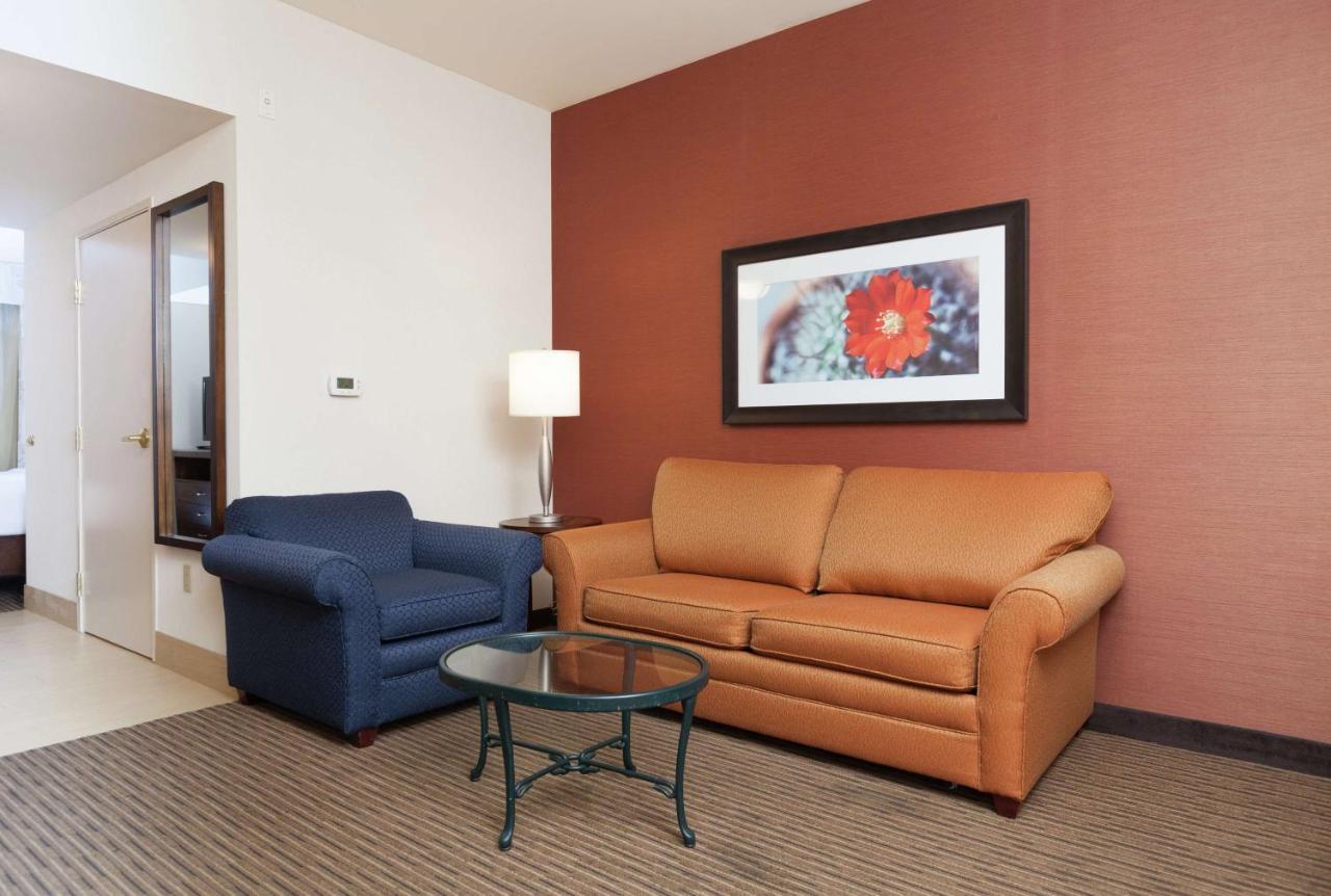 Queen Suite with Sofa Bed and Pool View at Hilton Garden Inn Palm Springs - Rancho Mirage