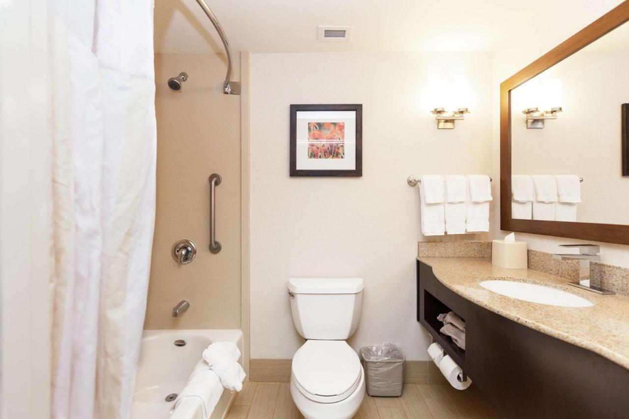 Queen Suite with Sofa Bed and Pool View at Hilton Garden Inn Palm Springs - Rancho Mirage