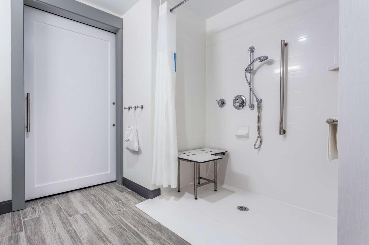 King Room Mobility/Hearing Accessible - Non-Smoking at Hampton Inn & Suites Saraland Mobile