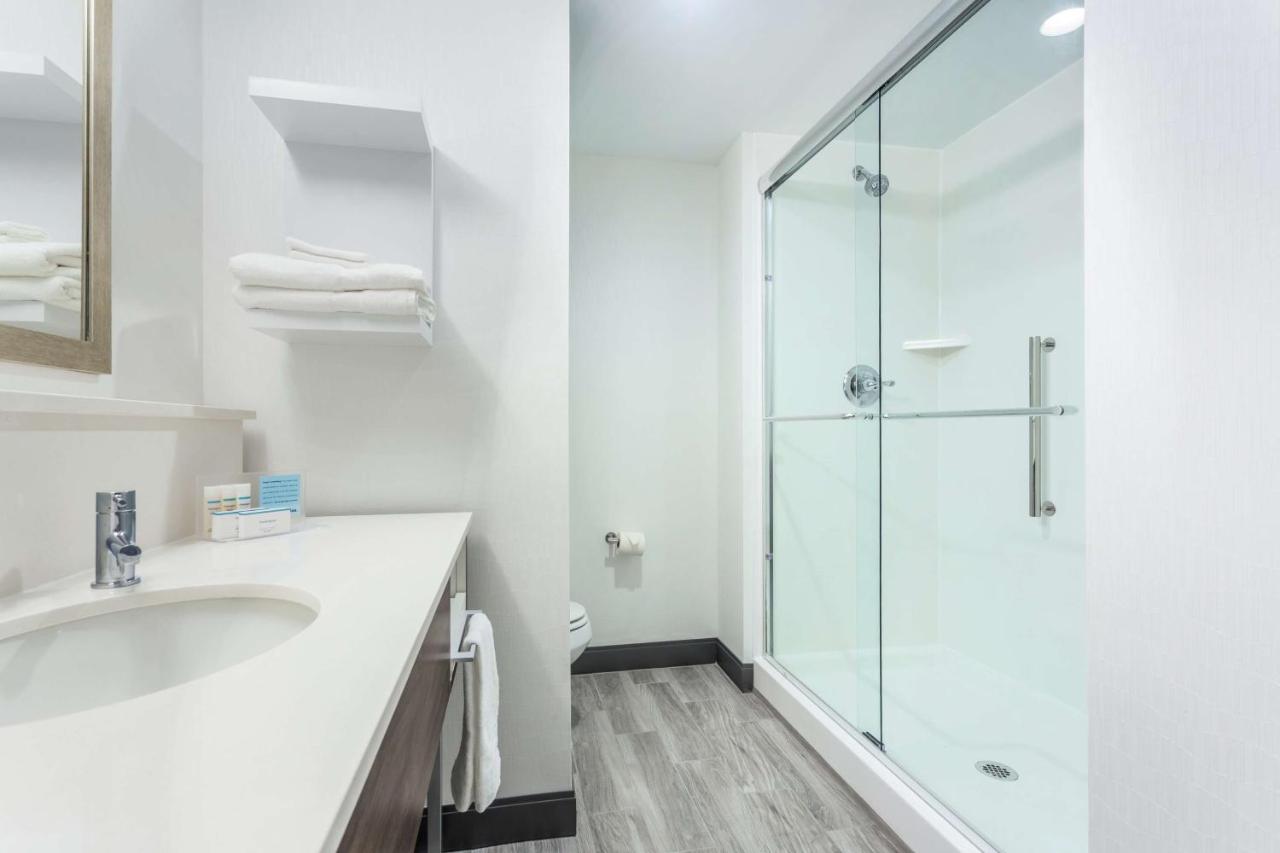 King Room - Hearing Accessible - Non-Smoking at Hampton Inn & Suites Saraland Mobile