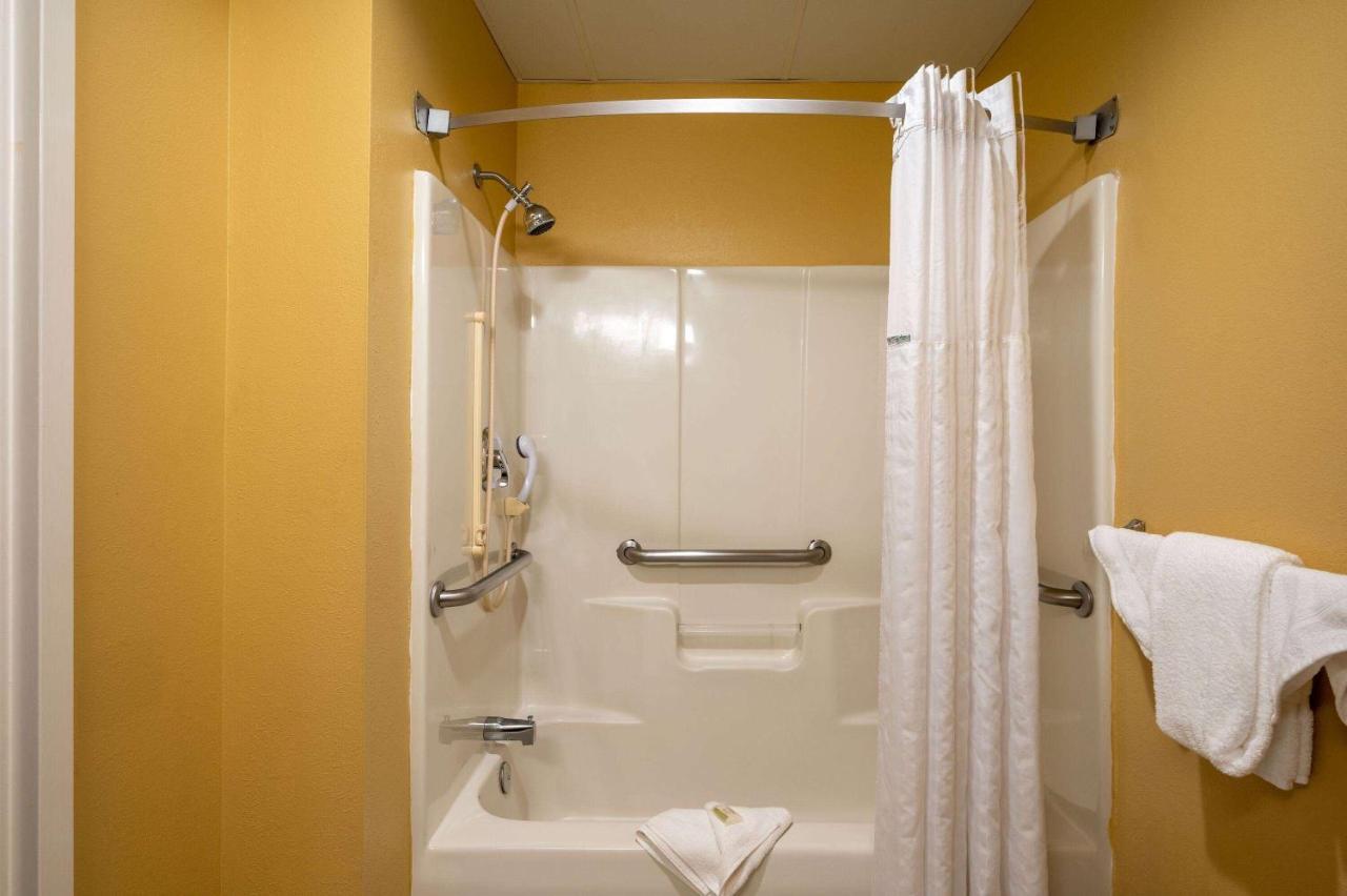 King Room - Mobility Access/Non-Smoking at Super 8 by Wyndham Salisbury