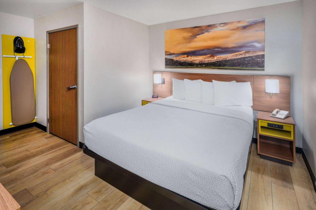 Queen Room - Mobility Access/Non-Smoking at Days Inn & Suites by Wyndham Greeley