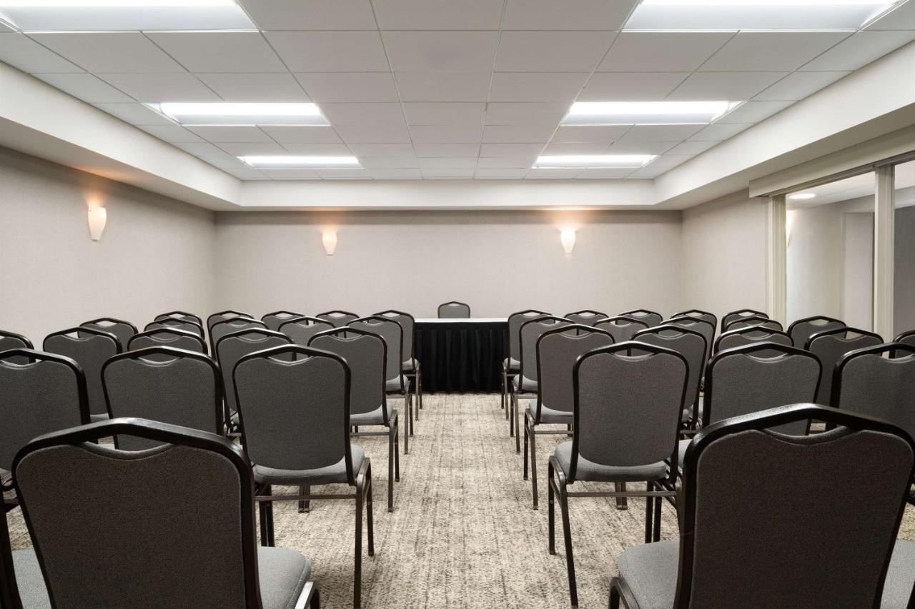 | DoubleTree by Hilton Pittsburgh Airport