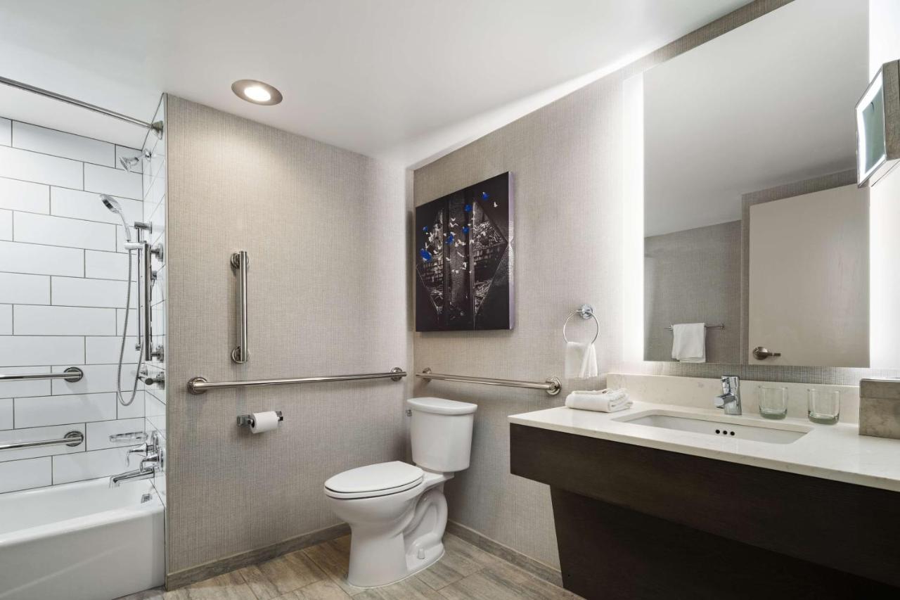 | DoubleTree by Hilton Pittsburgh Airport