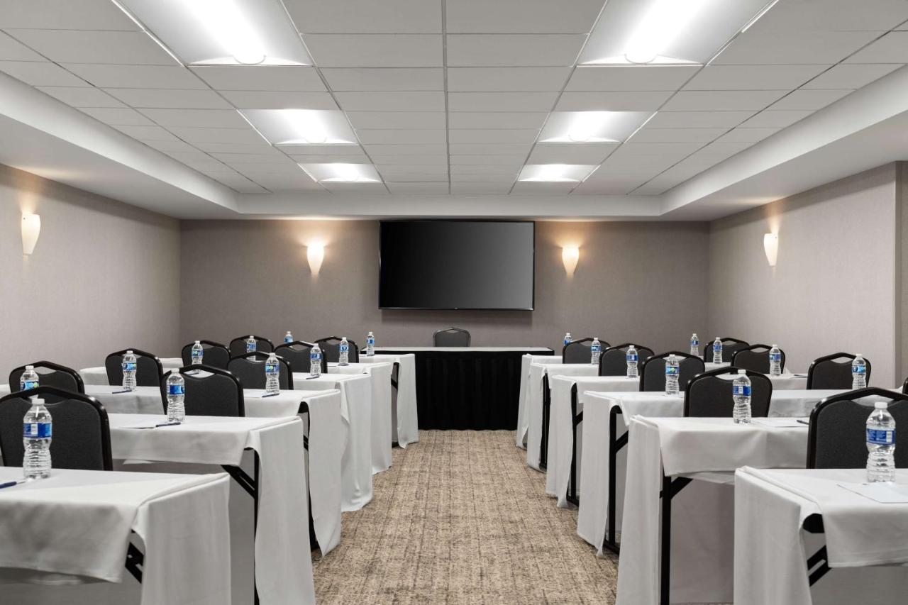 | DoubleTree by Hilton Pittsburgh Airport