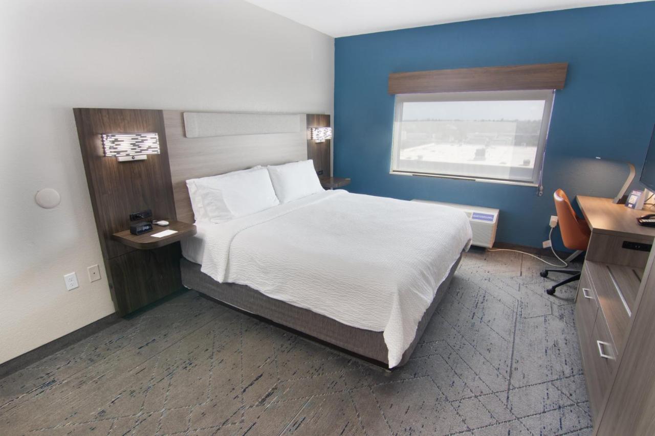 King Suite at Holiday Inn Express & Suites Ft. Lauderdale Airport West by IHG