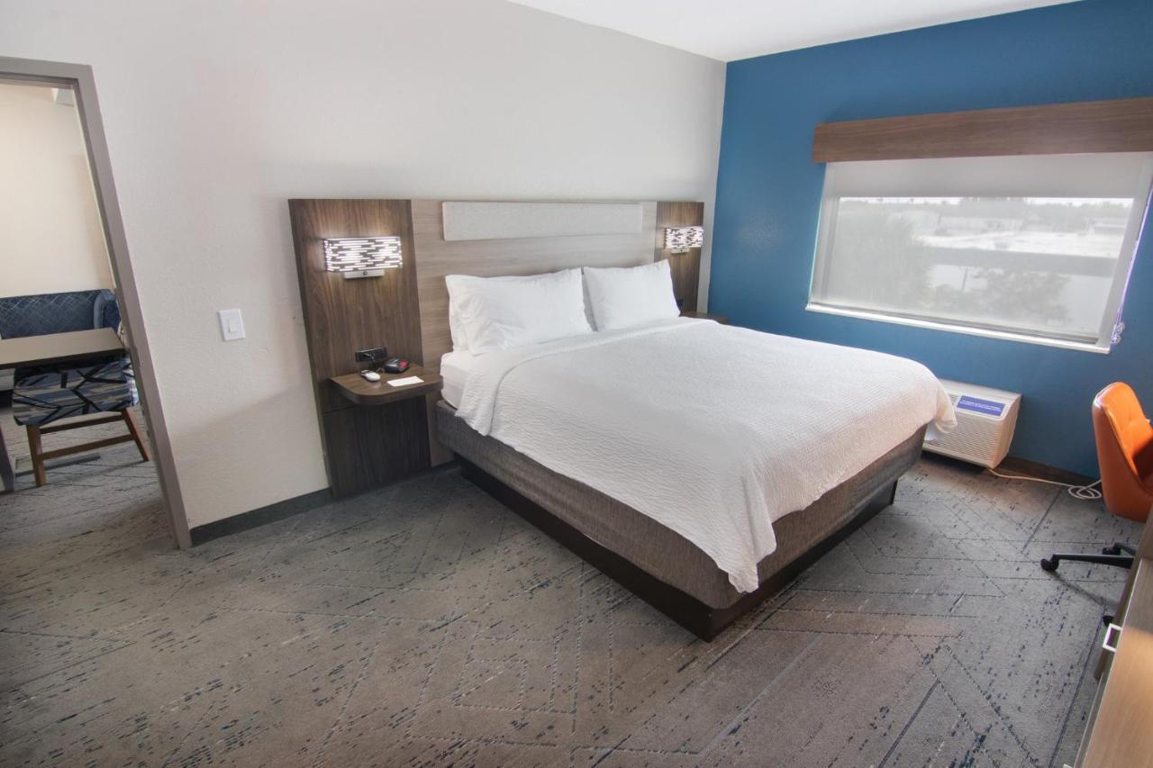 Deluxe Suite with Bath Tub - Disability Access/Non-Smoking  at Holiday Inn Express & Suites Ft. Lauderdale Airport West by IHG