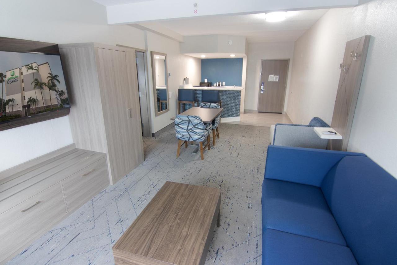Deluxe Suite with Bath Tub - Disability Access/Non-Smoking  at Holiday Inn Express & Suites Ft. Lauderdale Airport West by IHG
