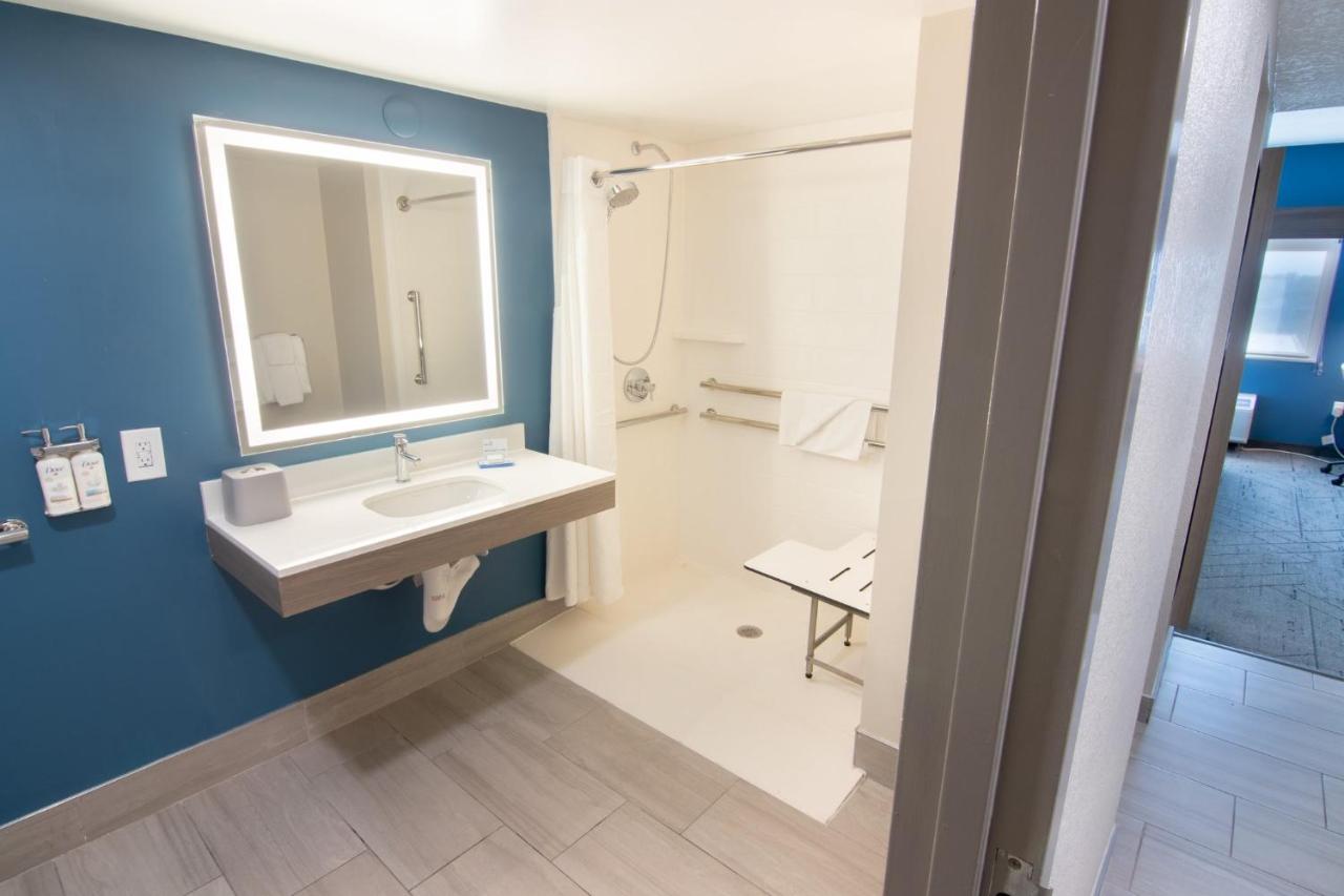 King Room with Roll In Shower - Disability Access/Non-Smoking at Holiday Inn Express & Suites Ft. Lauderdale Airport West by IHG
