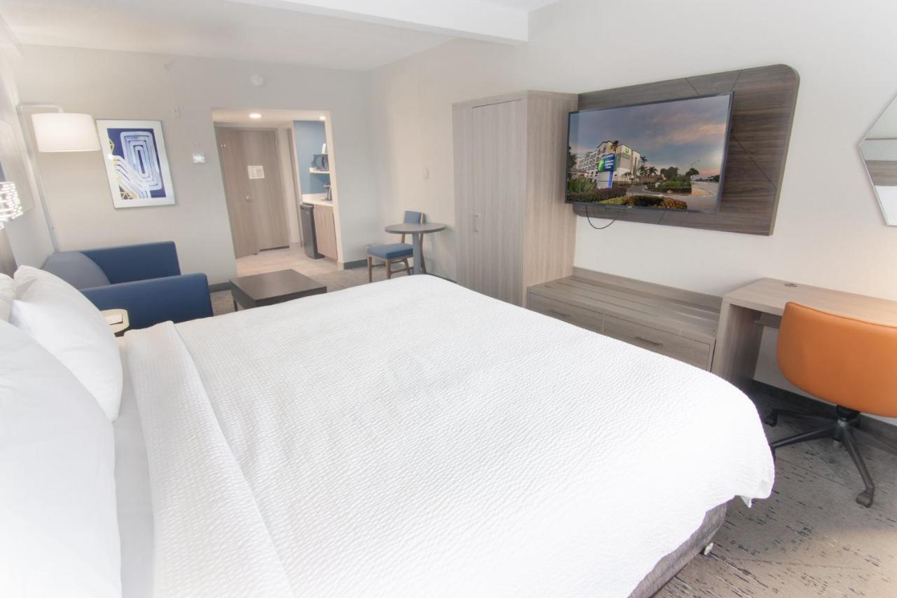 King Suite at Holiday Inn Express & Suites Ft. Lauderdale Airport West by IHG