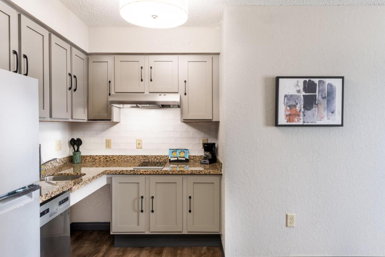 Queen Room - Hearing Accessible Roll in Shower/Non-Smoking at Candlewood Suites Eagan Arpt South - Mall Area by IHG