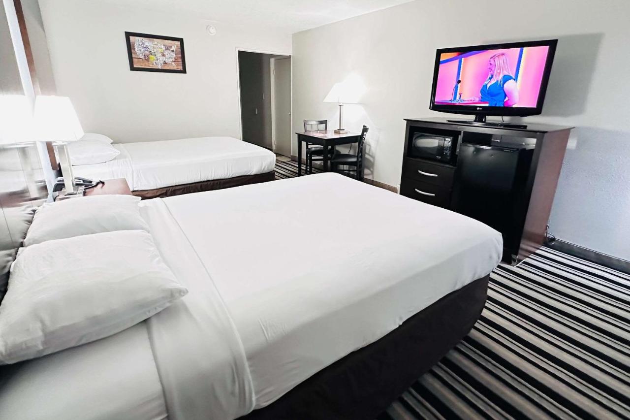 Standard Queen Room with Two Queen Beds - Non-Smoking at Econo Lodge Ardmore